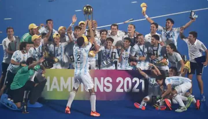 ज्युनियर पुरुष हॉकी वर्ल्ड कपच्या  (FIH Junior Men’s Hockey World Cup 2021) अंतिम सामन्यात जर्मनीवर मात करत अर्जेंटीनानं विजय मिळवला आहे. अर्जेंटिनानं जर्मनीला 4-2 च्या फरकानं पराभूत केलं. (Photo Credit : @FIH_Hockey/Twitter)
