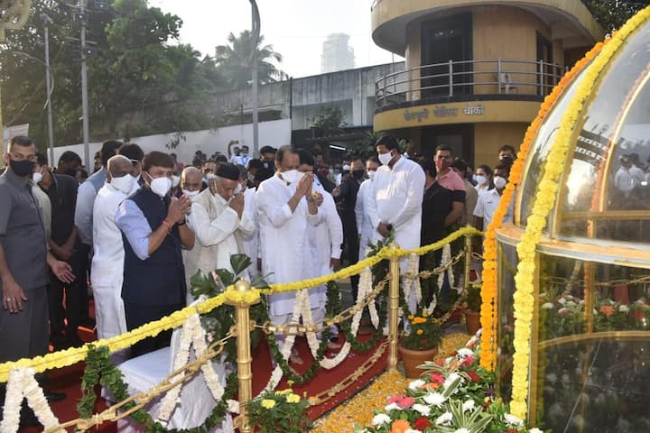 Dr Babasaheb Ambedkar Mahaparinirvan Din News Updates : महामानव डॉ बाबासाहेब आंबेडकर यांच्या महापरिनिर्वाण दिनी त्यांना अभिवादन करण्यासाठी मोठ्या संख्येने अनुयायी दादरच्या चैत्यभूमीवर दाखल झाले आहेत.