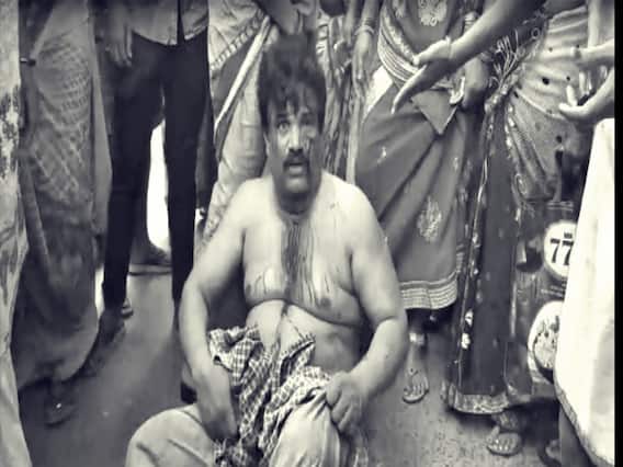 Visakhapatnam: చిన్నారావును చితక్కొట్టారు... బాలికలతో అసభ్యప్రవర్తన రౌడీషీటర్ కు మహిళలు బడితపూజ Visakhapatnam: చిన్నారావును చితక్కొట్టారు... బాలికలతో అసభ్యప్రవర్తన రౌడీషీటర్ కు మహిళలు బడితపూజ