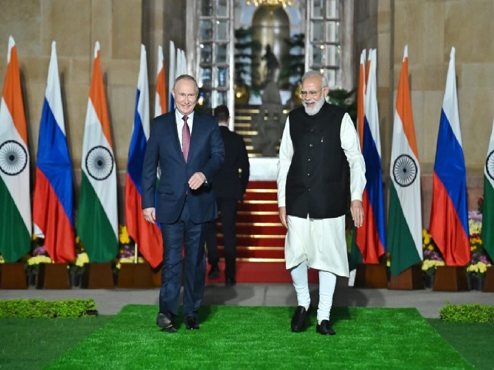 PM Narendra Modi receives Russian President Vladimir Putin at Hyderabad House Putin India Visit: रूस के राष्ट्रपति पुतिन से गर्मजोशी से मिले पीएम मोदी, कहा- कोविड की चुनौतियों के बावजूद भारत-रूस के संबंध नहीं बदले