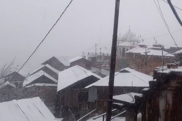 મનાલી હિમાચલ પ્રદેશઃ મનાલીમાં સિઝનની પ્રથમ બરફ વર્ષા થઈ થઈ છે. જાન્યુઆરી આવતાં સમગ્ર શહેર બરફની ચાદરથી ઢંકાઈ જાય છે.