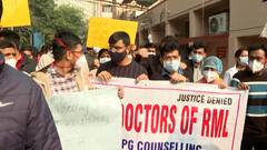 Delhi: NEET-PG Counselling में देरी को लेकर रेजीडेंट डॉक्टरों ने किया प्रदर्शन