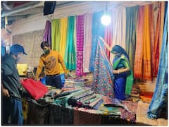 कोलकाता की सिल्क साड़ियां क्यों हैं दुनिया में मशहूर, नोएडा हाट में बेचने आए कारीगरों से जानें