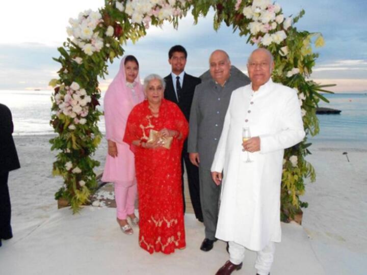 चंद्रेश कुमारी कटोच कांग्रेस का चर्चित नाम रही हैं. वह मनमोहन सिंह सरकार में केंद्रीय मंत्री रही थीं. चंद्रेश कुमार जोधपुर के राजघराने से हैं. उनकी शादी कांगड़ा के राजपरिवार में हुई है.