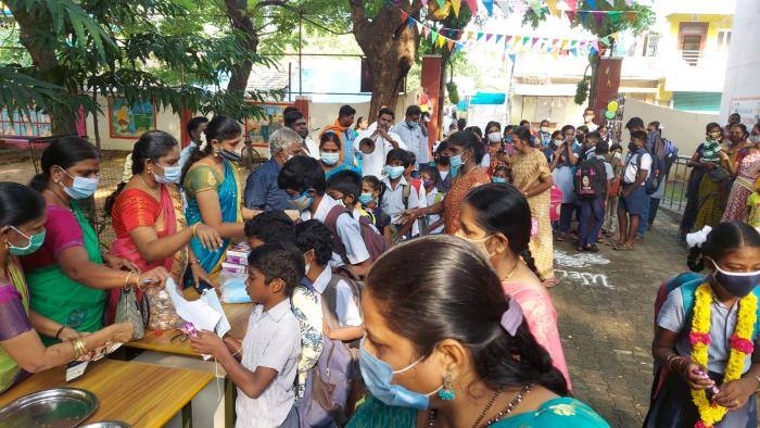 Schools reopen in Puducherry after about 2 years Schools reopen | 2 ஆண்டுகளுக்குப் பிறகு பள்ளிகள் திறப்பு.. விழாக்கோலம் பூண்ட புதுச்சேரி..