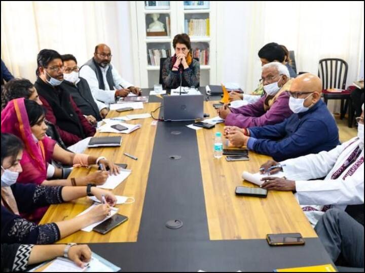 Uttar Pradesh Election 2022: Congress leader Priyanka Gandhi meeting on Party manifesto ann UP Election 2022: जनता की राय पर आधारित होगा यूपी में कांग्रेस का घोषणापत्र, प्रियंका गांधी ने की बैठक
