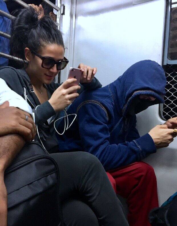 टाइगर श्रॉफ: एक्टर को मुन्ना माइकिल की शूटिंग के दौरान हूडी के साथ मास्क लगाकर चोरी छिपे बांद्रा से वसई जाते हुए मुंबई की लोकल ट्रेन में देखा गया है.