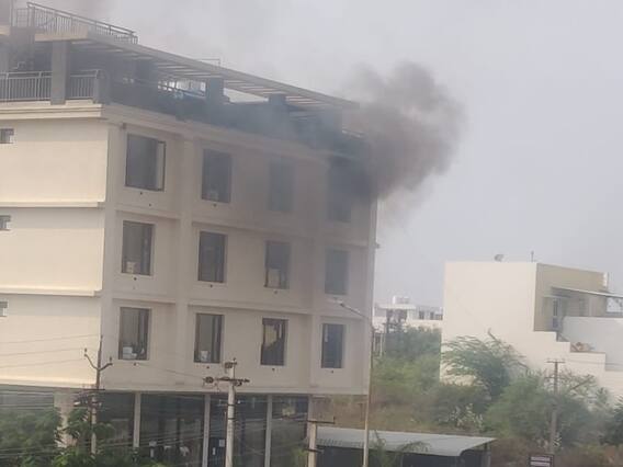 Udaipur News: शादी के लिए होटल में तैयार हो रही थीं महिलाएं तभी कमरे में लगी आग, जानें फिर क्या हुआ? Udaipur News: शादी के लिए होटल में तैयार हो रही थीं महिलाएं तभी कमरे में लगी आग, जानें फिर क्या हुआ?