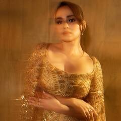 PHOTO: सोनेरी रूप; अमृताचा रेड कार्पेट लूक चर्चेत