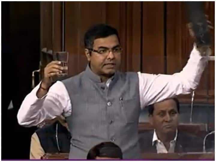 संसद में शराब की बोतल का कवर लेकर क्यों पहुंचे दिल्ली से बीजेपी के सांसद? जानें