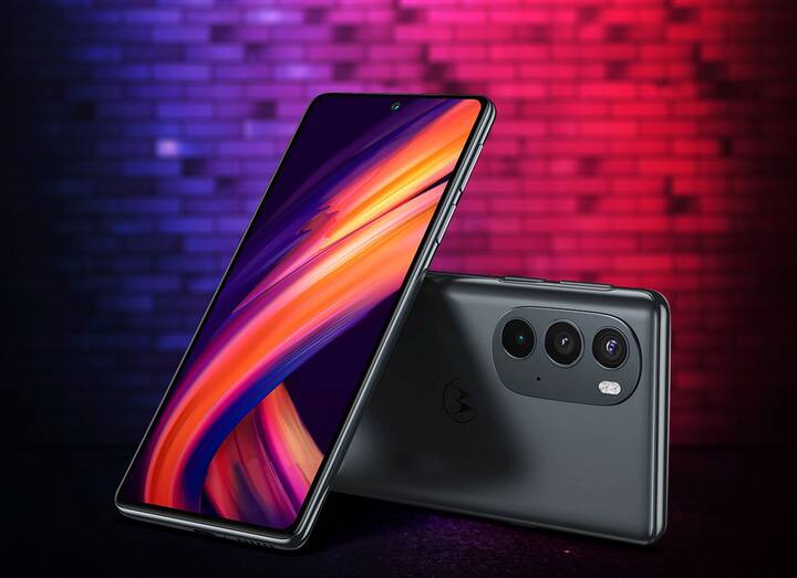 ਚੀਨ Moto Edge X30 ਨੂੰ 9 ਦਸੰਬਰ ਨੂੰ ਲਾਂਚ ਕਰਨ ਵਾਲਾ ਹੈ ਤੇ ਹੁਣ ਤੋਂ ਹੀ ਇਸ ਮੋਟੋਰੋਲਾ ਸਮਾਰਟਫੋਨ ਨੂੰ ਲੈ ਕੇ ਯੂਜ਼ਰਸ ਕਾਫੀ ਉਤਸੁਕਤਾ ਹਨ। ਤੁਹਾਨੂੰ ਦੱਸ ਦੇਈਏ ਕਿ ਇਹ ਪਾਵਰਫੁੱਲ ਸਮਾਰਟਫੋਨ ਆਪਣੀ ਤਰ੍ਹਾਂ ਦਾ ਪਹਿਲਾ ਸਮਾਰਟਫੋਨ ਹੈ ਜਿਸ ਨੂੰ Snapdragon 8 Gen 1 ਨਾਲ ਬਾਜ਼ਾਰ 'ਚ ਲਾਂਚ ਕੀਤਾ ਜਾ ਸਕਦਾ ਹੈ।