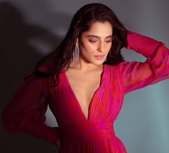 गुलाबी ड्रेसमधलं प्रियाचं फोटोशूट चर्चेत!