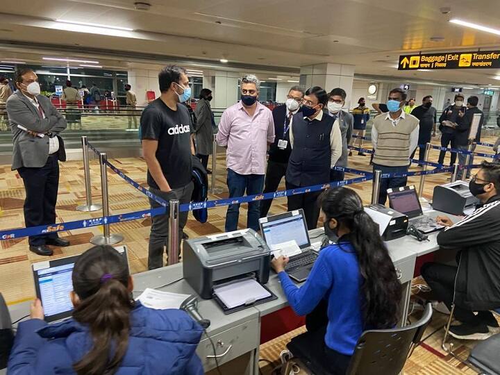 Omicron Amidst the threat of Omicron the Health Minister reached Delhis IGI Airport late at night ann Omicron: ओमिक्रोन के खतरे के बीच देर रात स्वास्थ्य मंत्री पहुंचे दिल्ली के IGI एयरपोर्ट, RT-PCR परीक्षण सुविधाओं का लिया जायजा