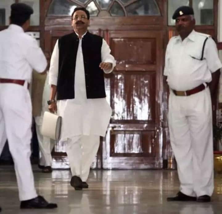 मुख्तार अंसारी मऊ से बसपा के विधायक हैं. उनपर हत्या, अपहरण, हत्या की साजिश जैसे कई संगीन आपराधिक मामले दर्ज हैं. मुक्तार अंसारी ने गाजीपुर के पीजी कॉलेज से बीए किया है.