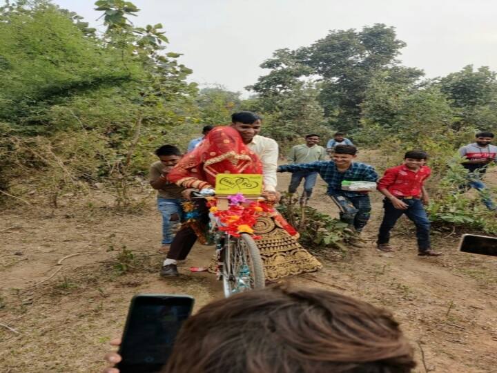 Tikamgarh DSP with wife on Bycycle during marriage viral video on socia media ANN MP News: साइकिल पर बैठाकर अपनी दुल्हनिया को घर लाए DSP संतोष पटेल, तस्वीरों ने सोशल मीडिया पर मचाई धूम