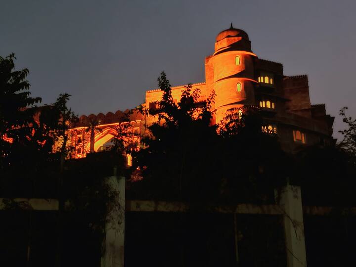 शादी समारोह से पहले किले की कुछ तस्वीरें सामने आई हैं, जिसमें फोर्ट बरवाड़ा लाल रोशनी में नहाया हुआ दिखाई दे रहा है. (तस्वीर: मानव मंगलानी)