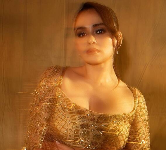 अमृताचा रेड कार्पेट लूक चर्चेत