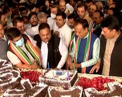 જગદીશ ઠાકોર કેક કાપતી વખતે કયા નેતાની જોઇ રાહ, જુઓ વીડિયો