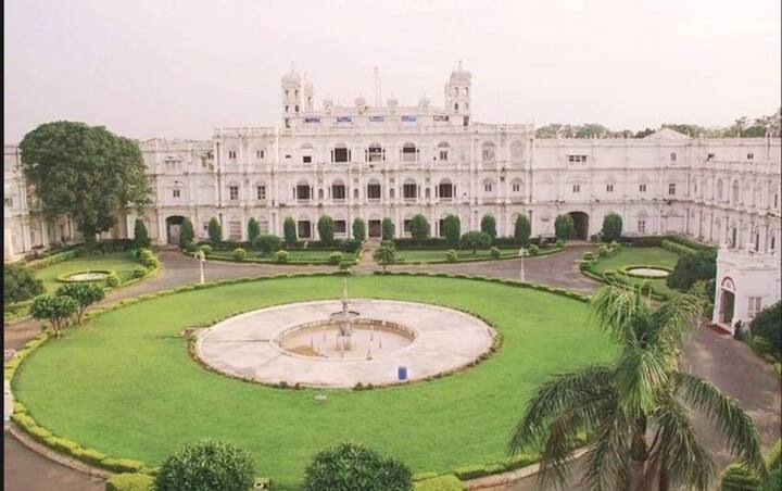 ज्योतिरादित्य सिंधिया ग्वालियर के जयविलास महल के मालिक हैं. यह पैलेस उन्हें विरासत में मिला है. इस महल की कीमत का अंदाजा लगाना भी आम इंसान के लिए मुश्किल है.