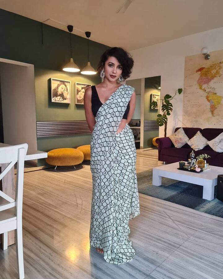 ఎప్పుడూ హాట్ హాట్ ఫొటోలతో ఇంటర్నెట్ ని షేక్ చేసే ఈ బ్యూటీ తాజాగా.. చీరకట్టులో కొన్ని ఫొటోలకు ఫోజులిచ్చింది. (Photo Courtesy: Instagram)