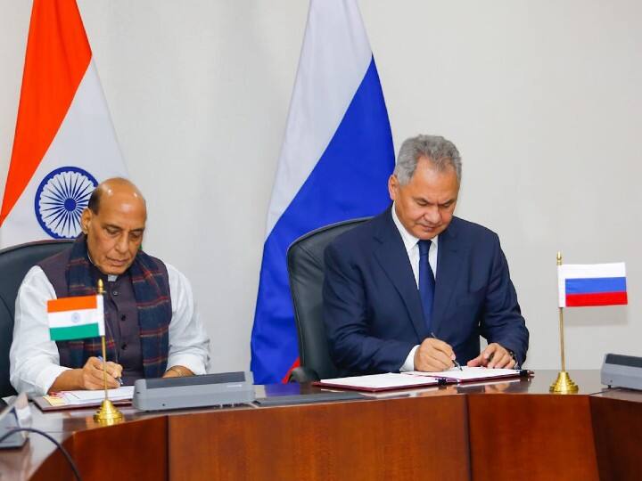 India-Russia Summit: AK-203 Assault Rifles To Be Manufactured In Amethi, Defence Ministers Sign Pact India-Russia Summit: భారత్- రష్యా మధ్య 4 ఒప్పందాలు.. అమేఠీలో 6 లక్షల ఏకే-203 రైఫిళ్ల తయారీకి ఓకే