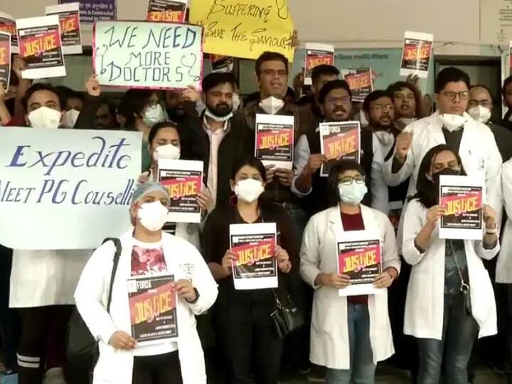 Doctors Strike Resident doctors in Delhi now shut down emergency facilities take steps to delay NEET PG counseling Doctors Strike: दिल्ली में रेजिडेंट डॉक्टर्स ने अब इमरजेंसी सुविधाएं की बंद, NEET PG काउंसलिंग में देरी को लेकर उठाया कदम