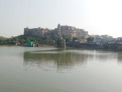 Vicky kaushal Katrina Kaif Wedding: 700 साल पुराने किले में सात फेरे लेंगे विक्की कौशल-कैटरीना कैफ, मेहंदी की रस्म के लिए दुल्हन के कमरे से हॉल तक बिछाए गए फूल