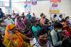 मुंबई के दो चेहरे- एक ओर चमक-दमक तो दूसरी ओर इलाज के अभाव में दम तोड़ते लोग