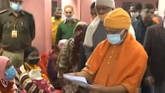 Gorakhpur में CM Yogi ने लगाया जनता दरबार, सुनीं फरियादियों की समस्याएं | Hindi News