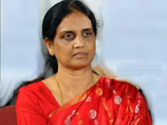 Minister Sabitha Indrareddy అనుచరుల వీరంగం.. అధికారుల అంతు చూస్తామని బెదిరింపులు | ABP Desam