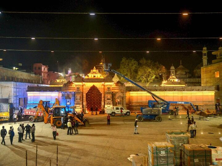 वाराणसी प्रधानमंत्री का संसदीय क्षेत्र है. बीजेपी ने काशी विश्वनाथ धाम के उद्घाटन समारोह का नाम ‘दिव्य काशी, भव्य काशी’ रखा है. प्रधानमंत्री मोदी को भारतीय संस्कृति का नायक करार देते हुए बीजेपी महासचिव तरुण चुग ने कहा कि करीब 250 सालों के बाद काशी विश्वनाथ मंदिर का पुनर्निर्माण और सौंदर्यीकरण का काम किया गया है.