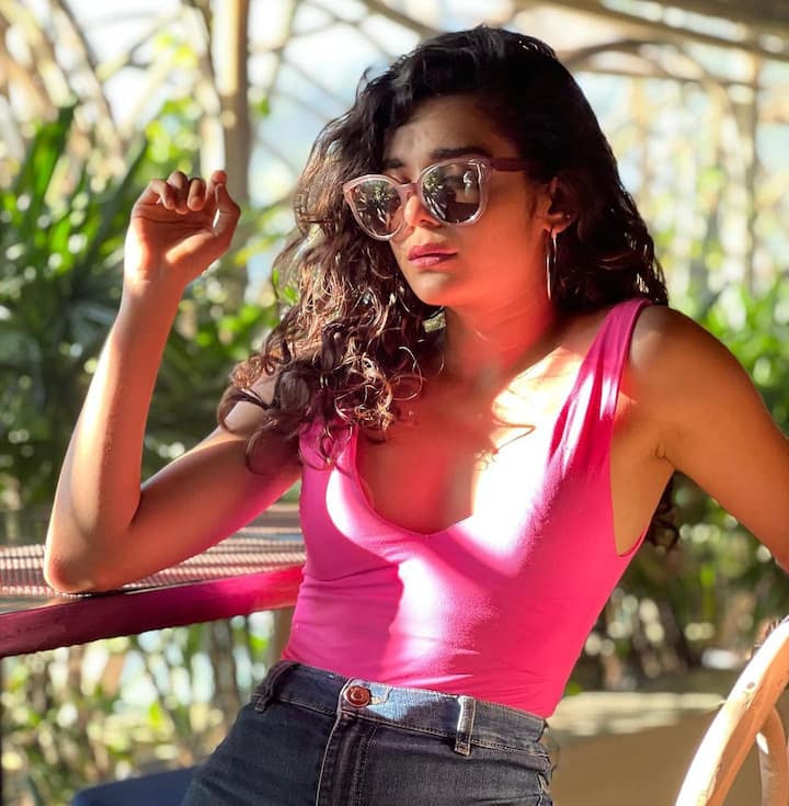 नुकतेच मिथिलाने एका नव्या फोटोशूटचे काही फोटो शेअर केले आहेत. (Photo:@mipalkarofficial/IG)