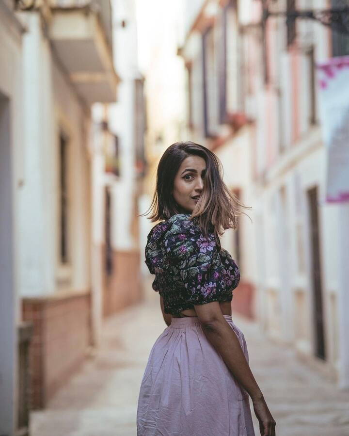 నాన్నకూచి నిహారిక భర్తతో కలిసి స్పెయిన్ లో వెకేషన్ కు వెళ్లి వచ్చింది. ఆ ఫోటోలను సోషల్ మీడియాలో పోస్టు చేసింది. (Image credit: Niharika/Instagram)