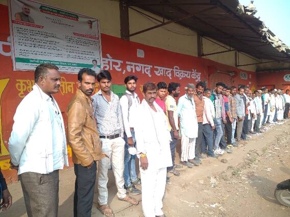 Sehore News : सीहोर में प्रशासन के दावे फेल, खाद के लिए किसानों की लगी लंबी कतार, हो रही कालाबाजारी Sehore News : सीहोर में प्रशासन के दावे फेल, खाद के लिए किसानों की लगी लंबी कतार, हो रही कालाबाजारी