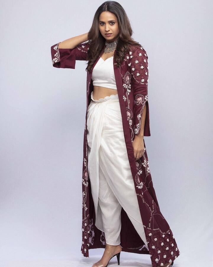 स्वानंदीने नुकतेच तिच्या खास लूकचे फोटो शेअर केलेत, हा लुक तिने इंडियन आयडॉल या शोचं  आंचोरींग करताना केलाय. (photo: swananditikekar/ig)