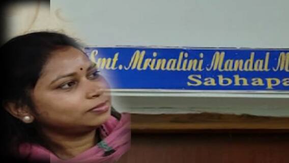 TMC Leader: আগ্নেয়াস্ত্র হাতে নিজের দফতরে বসে মালদার তৃণমূল নেত্রী, বাড়ছে বিতর্ক TMC Leader: আগ্নেয়াস্ত্র হাতে নিজের দফতরে বসে মালদার তৃণমূল নেত্রী, বাড়ছে বিতর্ক