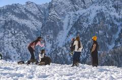 Snowfall in North India : সিমলা থেকে ভূস্বর্গ, তুষারশুভ্র বরফে ঢাকল পাহাড়-কোল, উল্লসিত পর্যটকরা