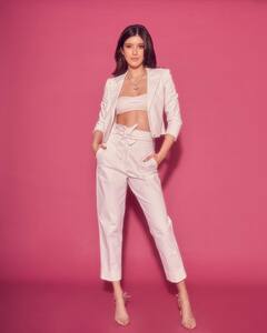 Shanaya Kapoor Photos: व्हाइट आउटफिट में शनाया कपूर लगीं बेहद स्टनिंग, ग्लैमरस अदाओं ने बढ़ाया सोशल मीडिया का तापमान