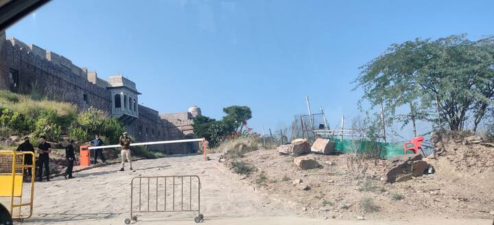 रिसॉर्टच्या प्रवेशद्वाराचे आणि बाहेरील सुरक्षा कर्मचाऱ्यांचे फोटो व्हायरल होत आहेत. चला तर पाहूया कतरिना कैफ आणि विकी कौशलच्या लग्नाच्या ठिकाणाची बाहेरची एक्सकॅल्युसिव्ह फोटो...