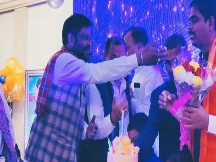 जीवन कुमार के पिता बालू का कारोबार करने वाली ब्रॉडसन कंपनी में पांच प्रतिशत के शेयर होल्डर हैं. वहीं, जीवन की पत्नी ज्योति सोनी पटना जिला परिषद् की अध्यक्ष हैं.