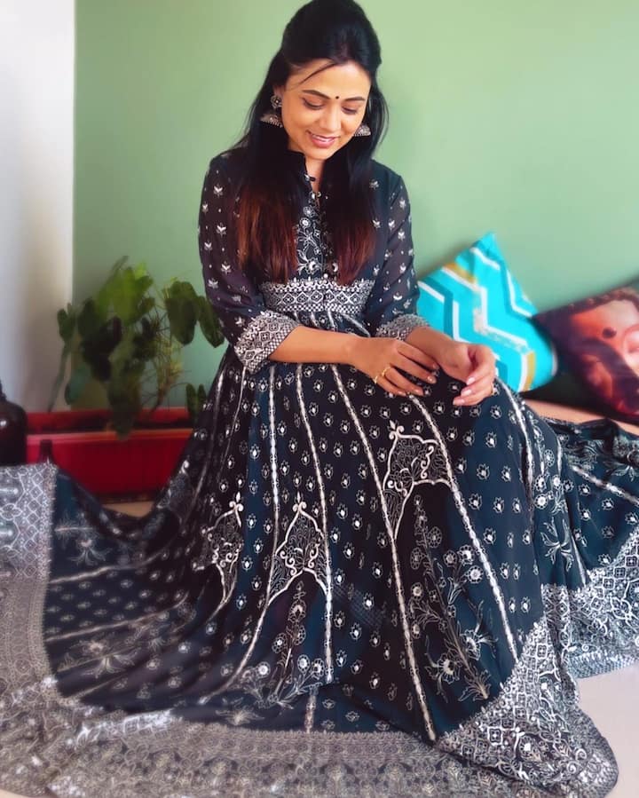 आपल्या निखळ सौंदर्याने आणि दिलखुलास हास्याने लाखो मराठी रसिकांच्या हृदयावर राज्य करणारी अभिनेत्री म्हणजे प्रार्थना बेहरे. (Photo : @prarthana.behere/IG)