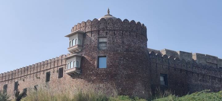 लग्नातील 120 पाहुण्यांना उपस्थित राहण्यासाठी एकतर पूर्णपणे लसीकरण करणे किंवा निगेटिव्ह RT-PCR चाचणी दर्शवणे आवश्यक आहे.