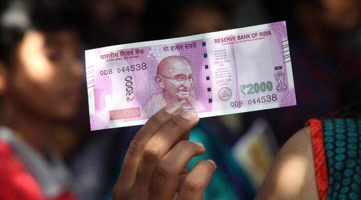 उन्होंने कहा, ‘‘नोटबंदी के बाद जारी किए गए 2,000 रुपये के नोट के प्रचलन में कमी इसलिए है क्योंकि वर्ष 2018-19 से इन नोटों की छपाई के लिए कोई नया मांगपत्र नहीं रखा गया है. इसके अलावा, नोट भी खराब हो जाते हैं क्योंकि वे गंदे / कटे-फटे हो जाते हैं.’’