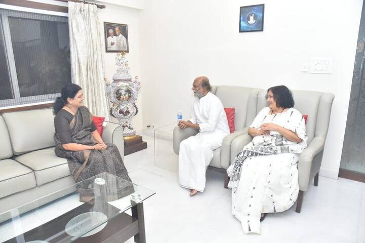 Former AIADMK leader VK Sasikala meets actor Rajinikanth his wife Latha at his poes garden residence Chennai Sasikala Meets Rajinikanth: తమిళనాడు రాజకీయంలో కొత్త ట్విస్ట్.. శశికళ కొత్త పార్టీ పెడుతున్నారా?