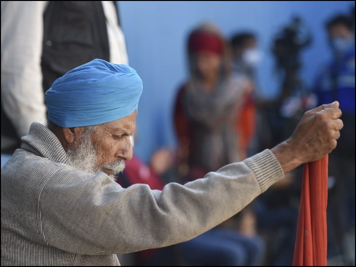 Farmers Protest: सरकार और किसान मोर्चा में कहां फंस रही है बात, क्यों खत्म नहीं हो रहा आंदोलन? जानें बड़ी बातें Samyukta Kisan Morcha meeting on central govt proposal to end Farmers Protest Farmers Protest: सरकार और किसान मोर्चा में कहां फंस रही है बात, क्यों खत्म नहीं हो रहा आंदोलन? जानें बड़ी बातें