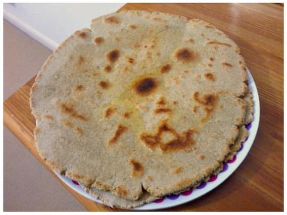 Kitchen Hacks: सर्दियों में साग के साथ बनाएं बाजरा की रोटी, जानिए बनाने का आसान तरीका Kitchen Hacks: सर्दियों में साग के साथ बनाएं बाजरा की रोटी, जानिए बनाने का आसान तरीका