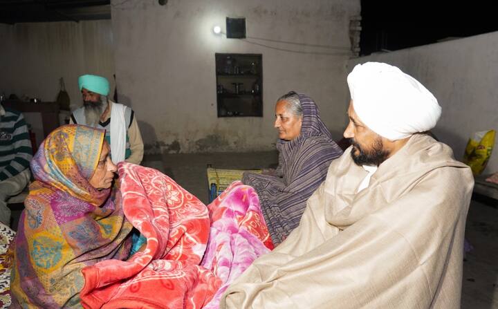 ਪੰਜਾਬ ਦੇ ਮੁੱਖ ਮੰਤਰੀ ਨੇ ਸੋਮਵਾਰ ਨੂੰ ਸਰਹੱਦੀ ਖੇਤਰ ਦੇ ਕਿਸਾਨਾਂ ਦਾ ਹਾਲ-ਚਾਲ ਜਾਣਨ ਲਈ ਭਾਰਤ-ਪਾਕਿ ਸਰਹੱਦ ਨੇੜੇ ਜ਼ਿਲ੍ਹਾ ਅੰਮ੍ਰਿਤਸਰ ਦੇ ਪਿੰਡ ਖੁਆਲੀ ਦਾ ਦੌਰਾ ਕੀਤਾ।