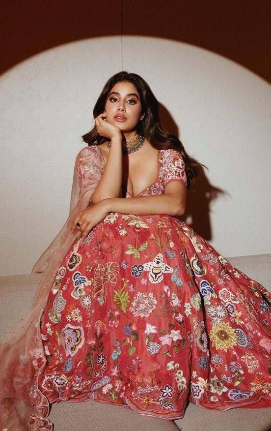 முட்டாசு வார்த்தயிலே பட்டாசு வெடிக்கிறியே