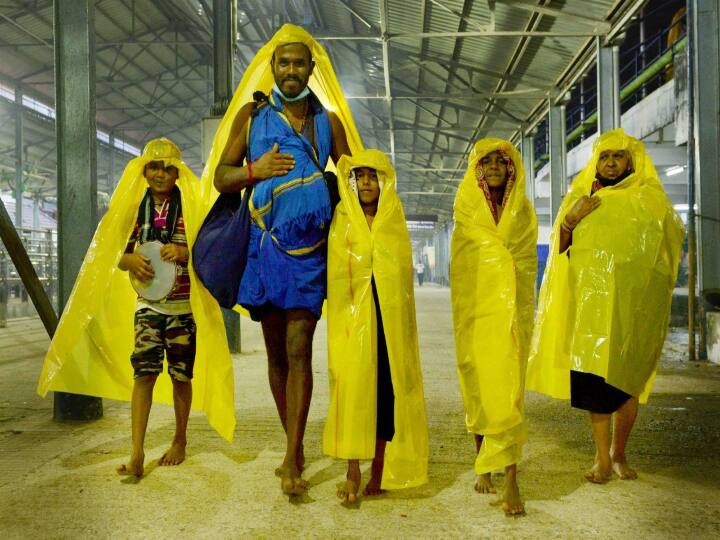 Sabarimala Rain: கொட்டும் மழையிலும் நனைந்தவாறு ஐயப்பனை தரிசிக்கும் பக்தர்கள்!