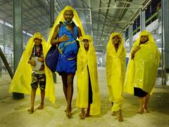 Sabarimala Rain: கொட்டும் மழையிலும் நனைந்தவாறு ஐயப்பனை தரிசிக்கும் பக்தர்கள்!